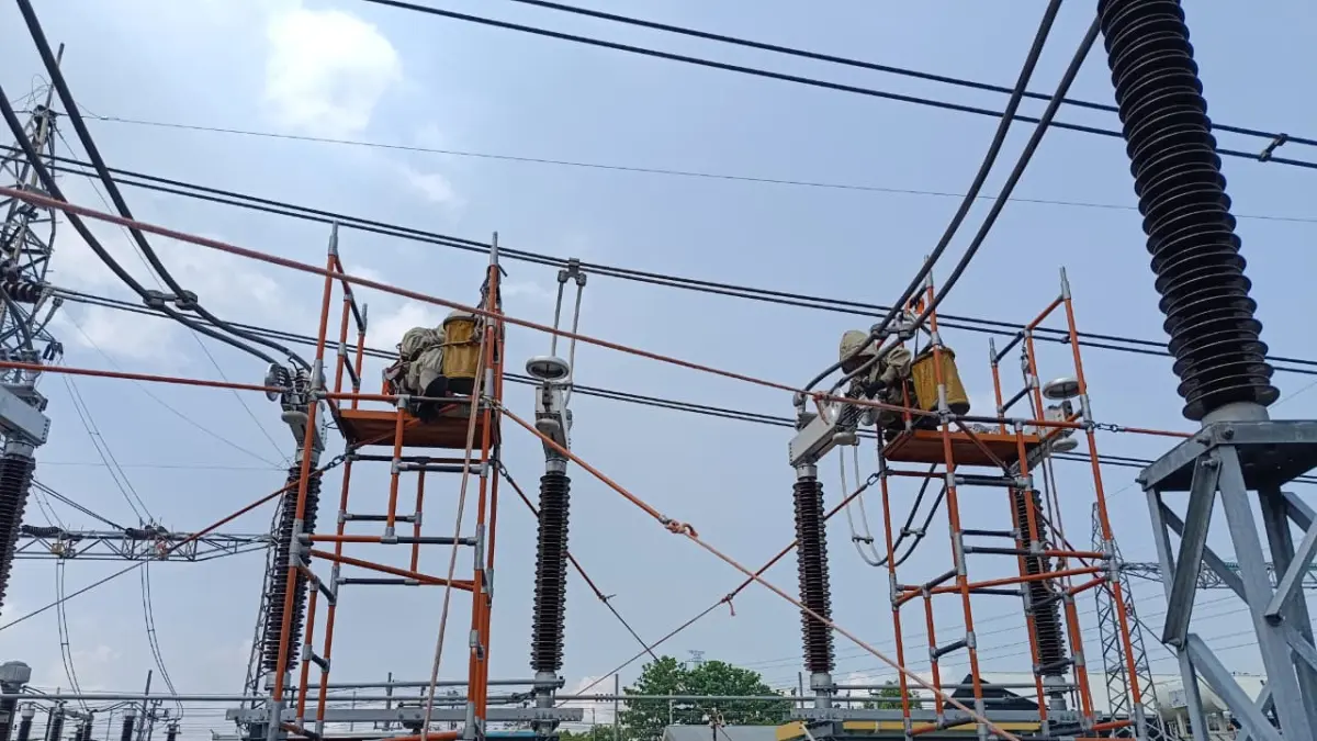 PEMELIHARAAN RUTIN : Tim PDKB PLN Unit Pelaksana Transmisi (UPT) Semarang melaksanakan kegiatan pemeliharaan rutin pada PMS Busbar Bay Jepara GI Kudus, 26 Mei 2026. (DOK. HUMAS PLN UPT SEMARANG)