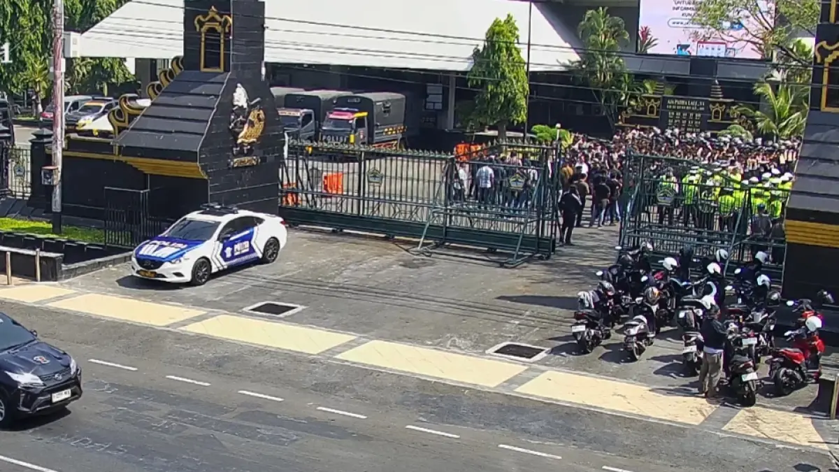 Ratusan aparat Kepolisian melakukan apel pengamanan aksi unjuk rasa dihalaman gedung DPRD Jawa Tengah, Jalan Pahlawan, menyusul rencana demo, Rabu siang (17/6/26). (Sulistiono)