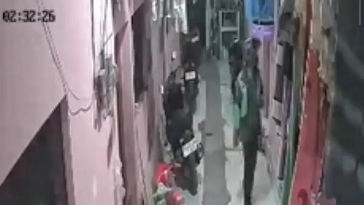 Salah satu pelaku yang mengaku Intel narkoba terekam kamera cctv di kos korban 