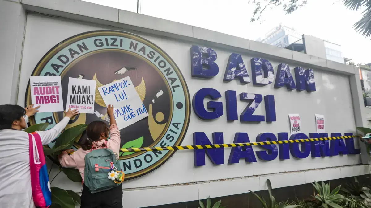 Sejumlah masyarakat menggelar aksi demo didepan kantor Badan Gizi Nasional (BGN) di Jakarta, meminta dihentikannya program MBG. (Jawa Pos)