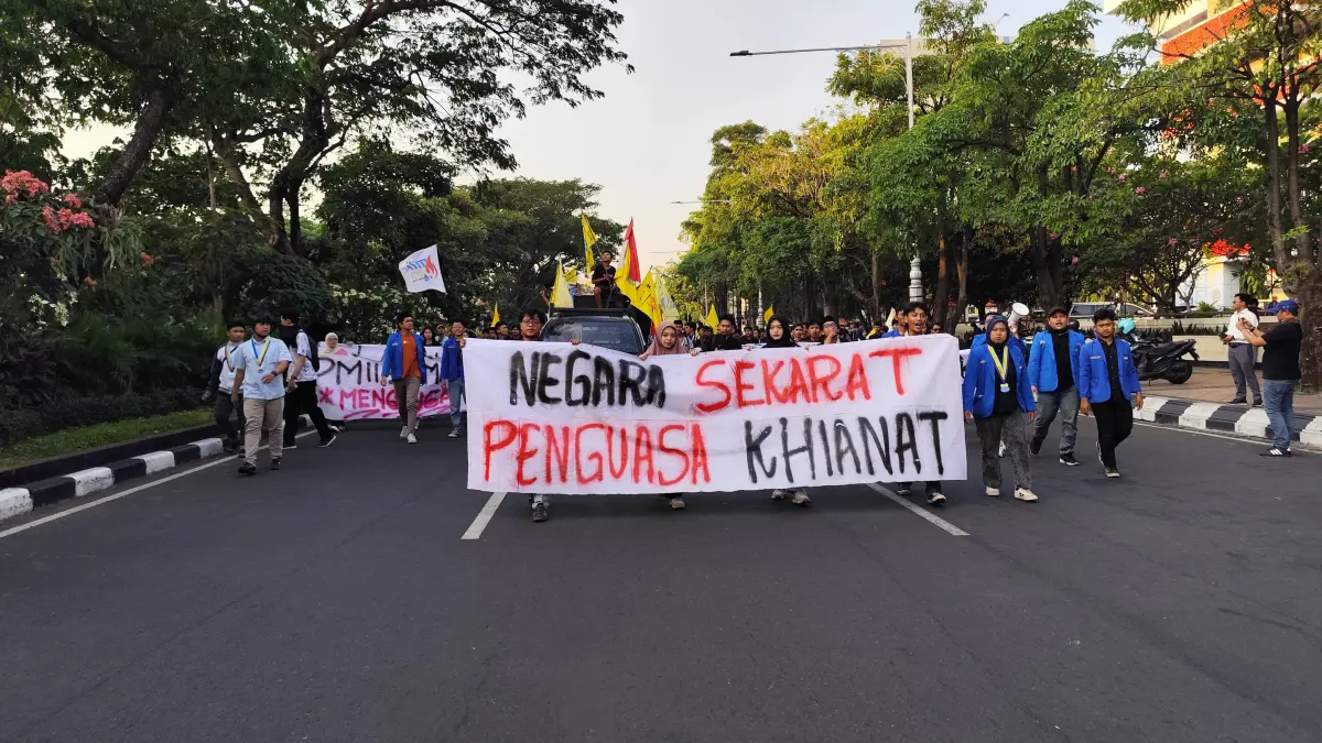 Ratusan mahasiswa yang tergabung dalam Pergerakan Mahasiswa Islam Indonesia (PMII) Semarang Raya menggelar aksi demonstrasi di Jalan Pahlawan, tepat di depan Kantor Gubernur Jawa Tengah dan DPRD Provinsi Jawa Tengah, Rabu (17/6/2026) sore. (M  Hariyanto/Jawa Pos Radar Semarang)