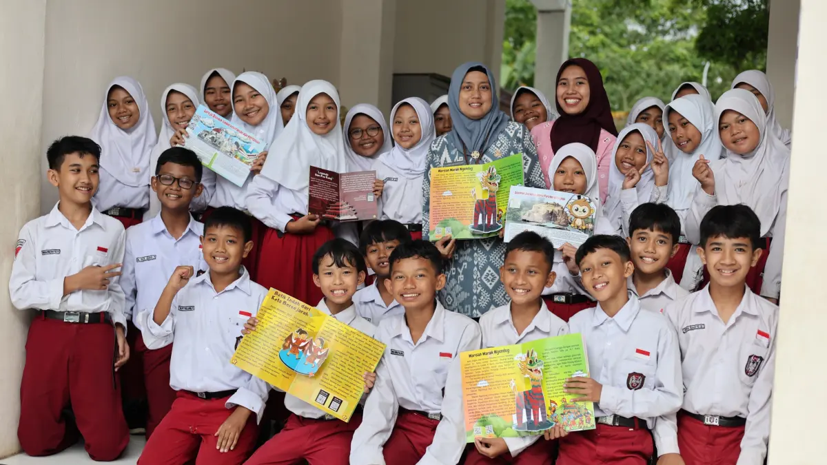 Fasda Tanoto Foundation Lia Maylani foto bersama peserta didik memperlihatkan Buku Pop-Up berbasis kearifan lokal Kota Semarang dengan Proyek Kecilku untuk Penguatan Literasi.