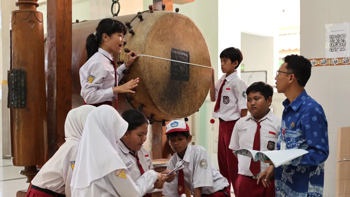 Fasda Tanoto Foundation Tri Sugiyono sedang melakukan pembelajaran menggunakan Metode EVI Map. (Dok Tanoto Foundation)