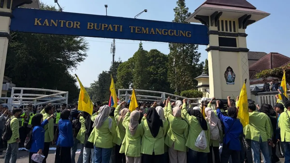 Mahasiswa Temanggung menyamoaikan aspirasinya di depan kantor bupati pada Kamis (18/6). DEVI KHOFIFATUR RIZQI/ JAWA POS RADAR SEMARANG