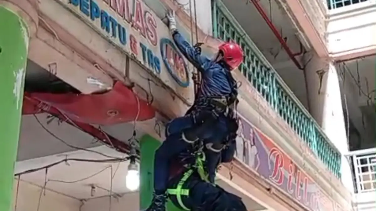 Petugas melakukan evakuasi dengan tali