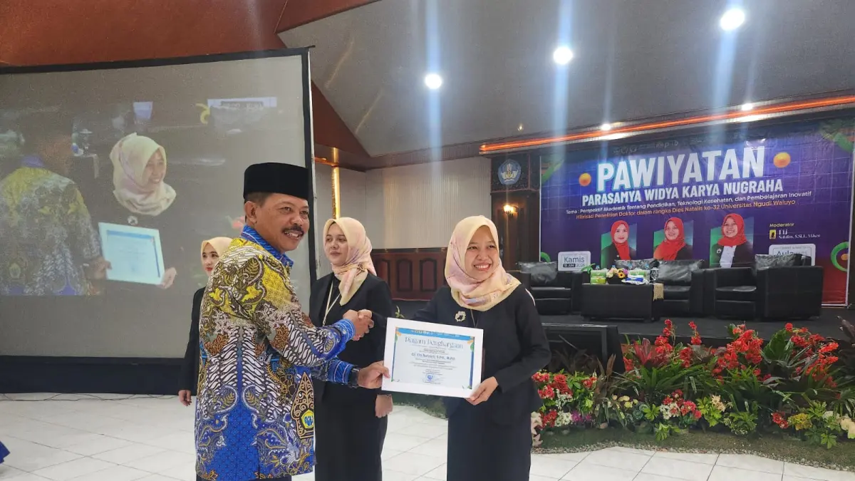 Rektor Universitas Ngudi Waluyo Prof Subyantoro saat serahkan piagam penghargaan ke tiga Doktor usai acara Orasi Ilmiah Hilirisasi Penelitian Doktor di Aula H.M Iskak Soepardi Universitas Ngudi Waluyo.