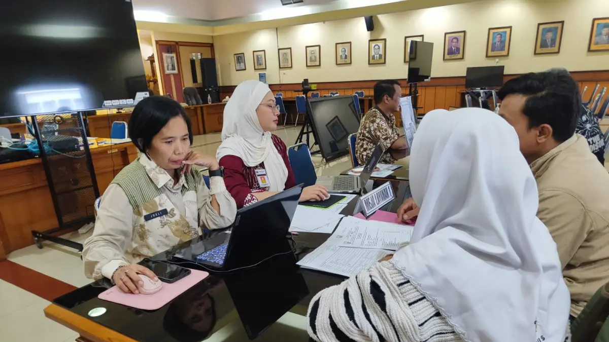 Salah satu wali CMB asal Kudus mendatangi Posko SPMB Disdik Jateng untuk meminta solusi.