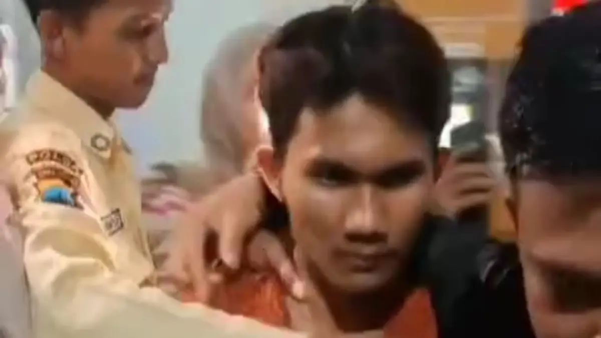 Tampang mahasiswa terduga pelaku saat diamankan petugas keamanan internal kampus