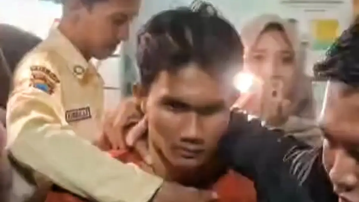 Tampang mahasiswa terduga pelaku saat diamankan petugas keamanan internal kampus