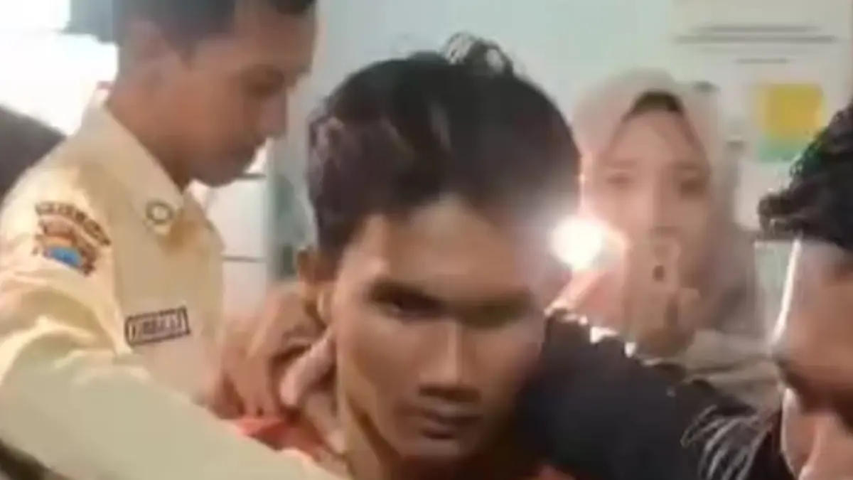 Tampang mahasiswa terduga pelaku saat diamankan petugas keamanan internal kampus