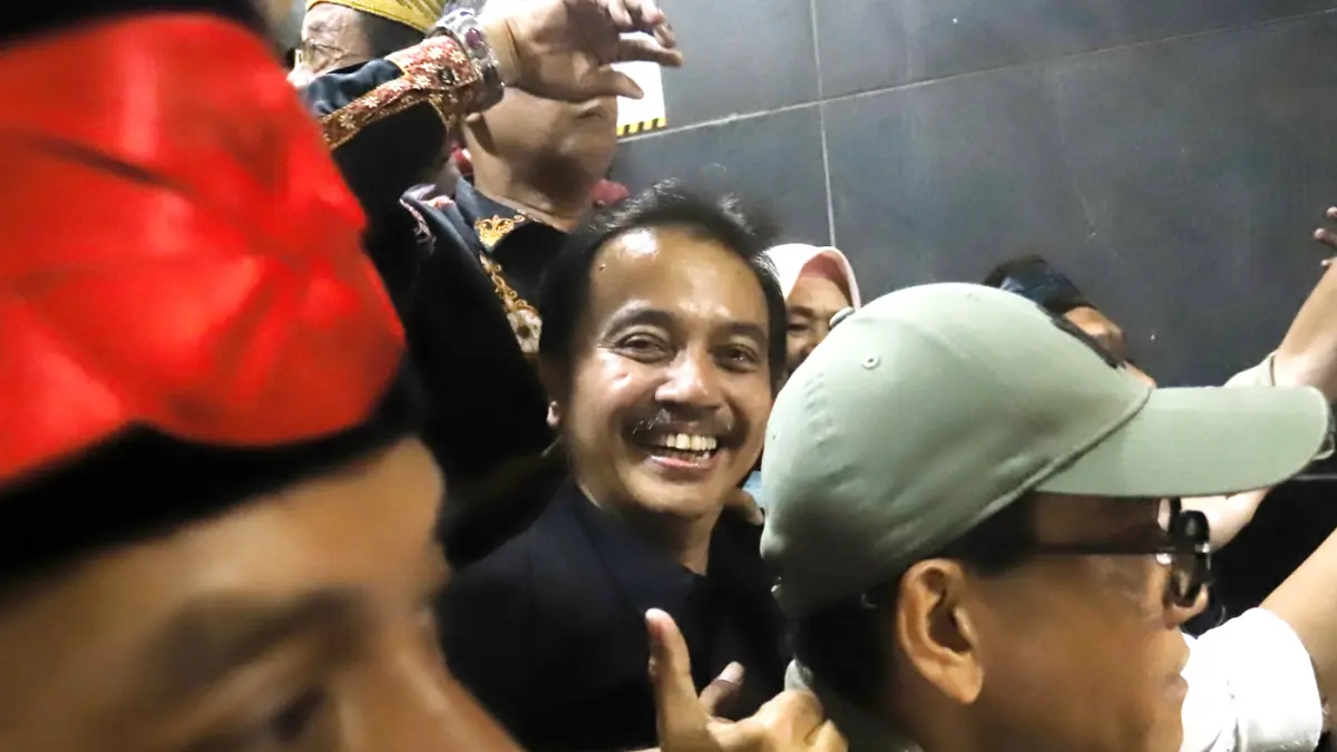 Pakar telematika Roy Suryo dan dua rekannya usai menjalani pemeriksaan perdana sebagai tersangka dalam kasus dugaan tudingan ijazah palsu Presiden ke-7 Indonesia Joko Widodo di Mapolda Metro Jaya, Jakarta, Kamis (13/11/2025). (Dery Ridwansah/ JawaPos.com)Pakar telematika Roy Suryo dan dua rekannya usai menjalani pemeriksaan perdana sebagai tersangka dalam kasus dugaan tudingan ijazah palsu Presiden ke-7 Indonesia Joko Widodo di Mapolda Metro Jaya, Jakarta, Kamis (13/11/2025). (Dery Ridwansah/ JawaPos.com)