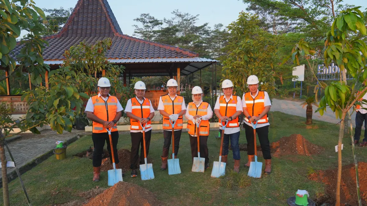 Komisaris Utama SIG, Sigit Widyawan; Komisaris SIG, Agung Budi Mulyanto; bersama Direktur Operasi SIG, Reni Wulandari; beserta Direktur Utama PT Semen Gresik, Gatot Mardiana; Direktur Keuangan & SDM, Fardhie Sjahrul Ade; dan Direktur Operasi, Benny Ismanto melaksanakan aksi penanaman pohon di kawasan Joglo Tani Semen Gresik Pabrik Rembang, Jawa Tengah, pada Kamis (11/6)