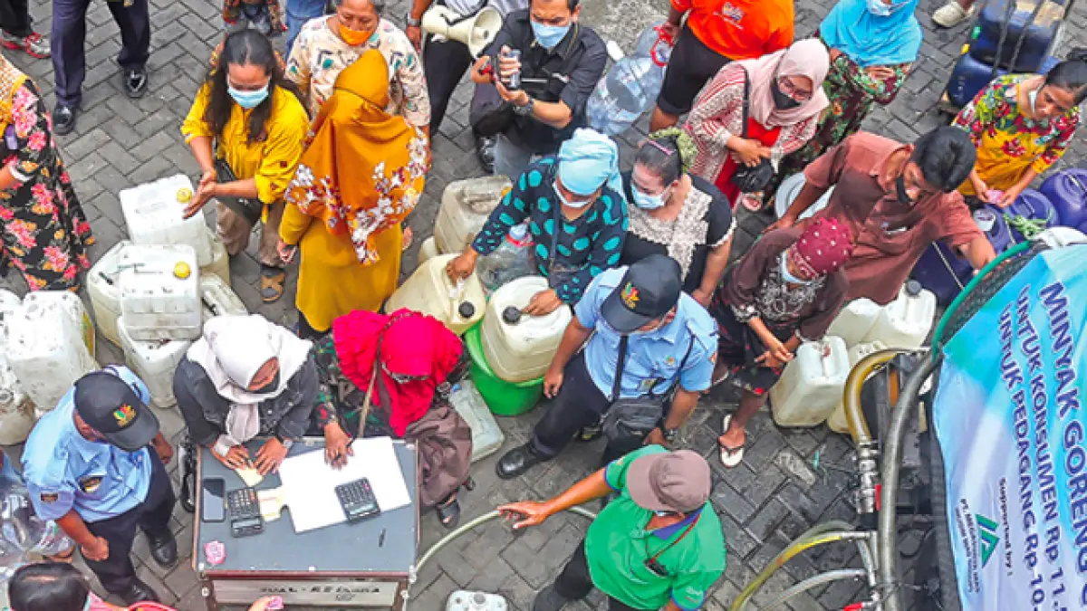 Ilsutrasi : Warga antre mendapatkan membeli minyak goreng. (Jawa Pos)