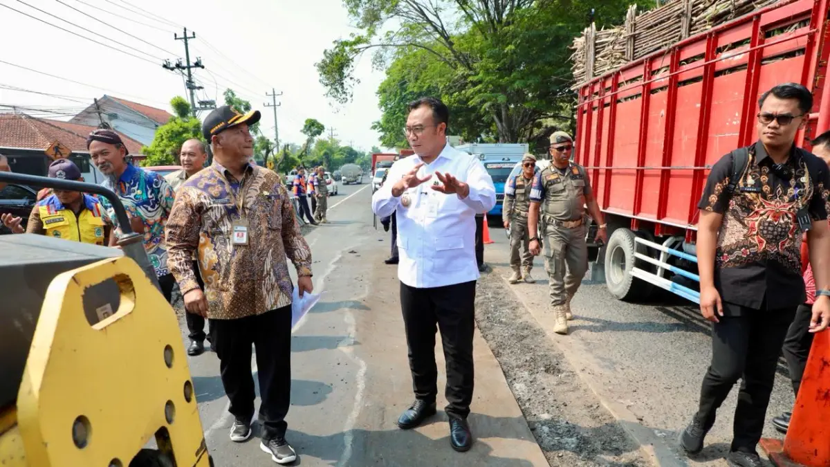  Kepala Dinas Pekerjaan Umum dan Penataan Ruang (DPUPR) Jawa Tengah Henggar Budi Anggoro bersama Bupati Sragen, Sigit Pamungkas, meninjau langsung kondisi Jalan Sukowati dan ruas Galeh-Ngrampal, Kamis (18/6/2026).