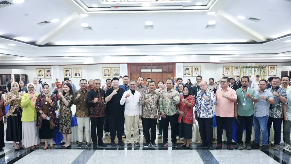 Para pengusaha yang tergabung dalam kegiatan Disway Explore Business with Dahlan Iskan Central Java Series itu, dijamu langsung oleh Gubernur Jawa Tengah Ahmad Luthfi di Gedung Gradhika Bhakti Praja Semarang, Kamis malam, 18 Juni 2026.