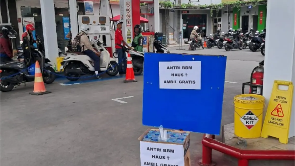 Pertamina Patra Niaga melalui SPBU membagikan AMDK (air mineral dalam kemasan) secara gratis dan memuat informasi spbu terdekat di aplikasi MyPertamina sebagai petunjuk akses energi pengunjung yang masuk ke Jateng DIY.