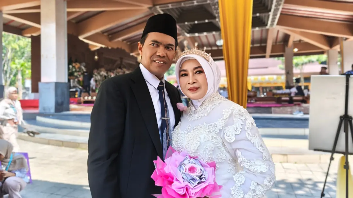 Potret bahagia Komariah dan Muh Slamet ikut Akad Massal di Unnes Mantu di Kampung Budaya Unnes, Jumat (19/6/2026).