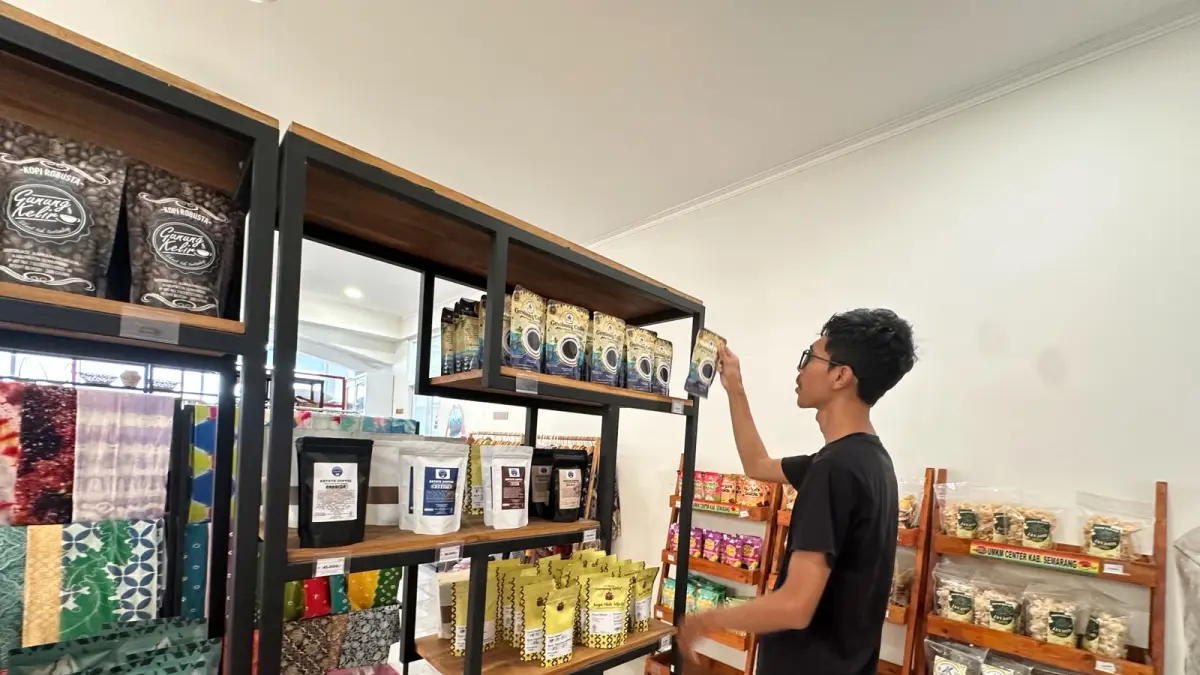 Produk UMKM asal Kabupaten Semarang yang dipajang di etalase Pusat Layanan Usaha Terpadu Kabupaten Semarang.