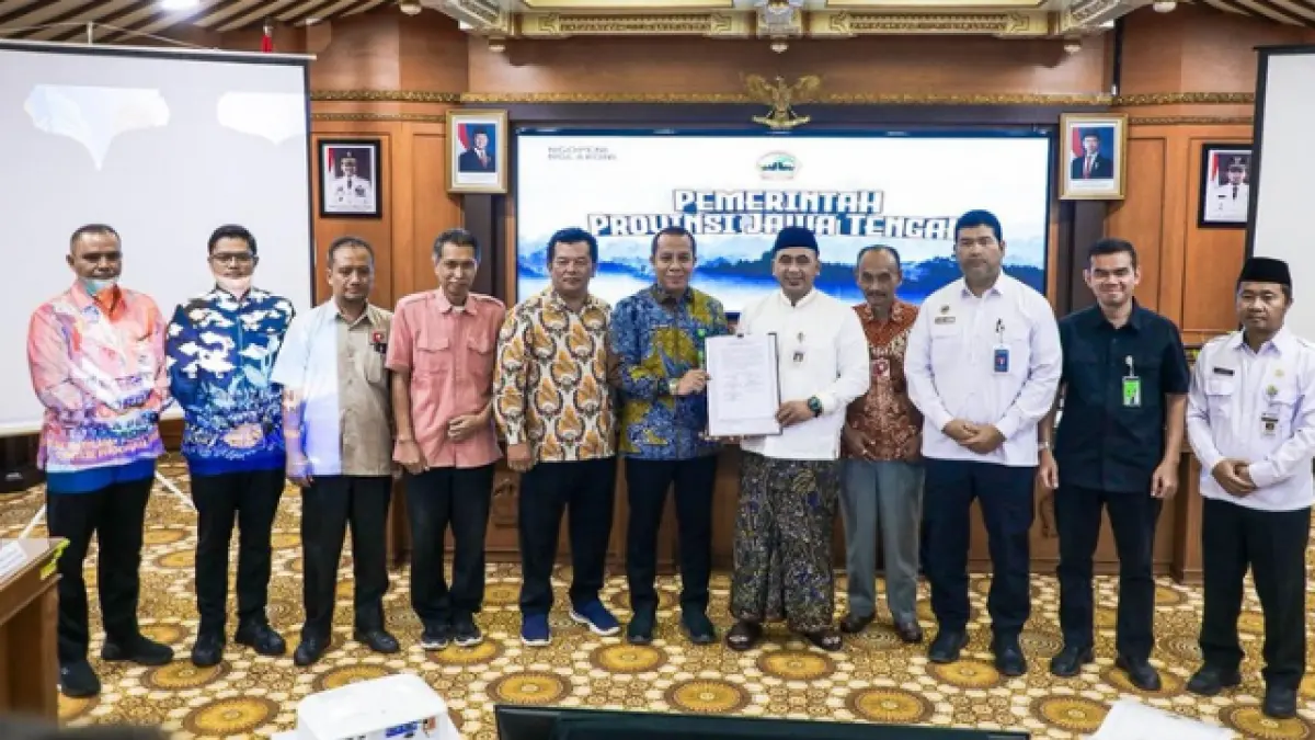 “Komitmen Bersama Penyerapan Telur dan Daging Ayam dalam Program Makan Bergizi Gratis”, yang ditandatangani dalam rapat koordinasi lanjutan di Kompleks Kantor Gubernur Jawa Tengah, Semarang, Jumat, 19 Juni 2026. 