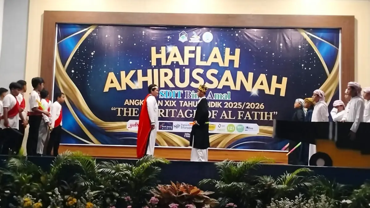 Para siswa SDIT Bina Amal Semarang yang menampilkan drama kolosal tentang perjalanan hidup Sultan Muhammad Al-Fatih, sosok pemimpin Muslim yang berhasil membebaskan Konstantinopel. (FIGUR RONGGO WASSALIM/JAWA POS RADAR SEMARANG)&nbsp;