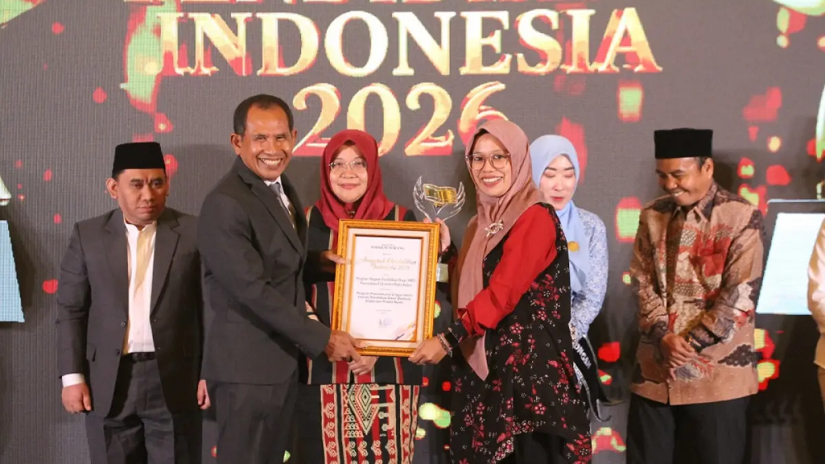 Sekretaris Program Studi MPD Pascasarjana UMK Dr. Fina Fakhriyah, M.Pd. saat menerima penghargaan Anugerah Pendidikan Indonesia 2026 dari Direktur Jawa Pos Radar Semarang H. Baehaqi di Hotel Quest Simpang Lima Semarang, Jumat (22/5/2026) lalu. (BASKORO SEPTIADI/JAWA POS RADAR SEMARANG)
