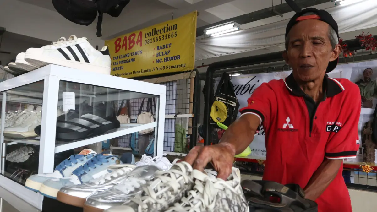 Deretan sepatu, tas, dan barang bekas impor dijual di kios New PM Johar. NUR CHAMIM/JAWA POS RADAR SEMARANG
