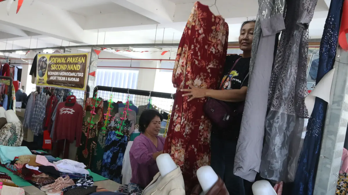 Pedagang menata produk fesyen bekas di New PM kawasan Pasar Johar Semarang. NUR CHAMIM/JAWA POS RADAR SEMARANG
