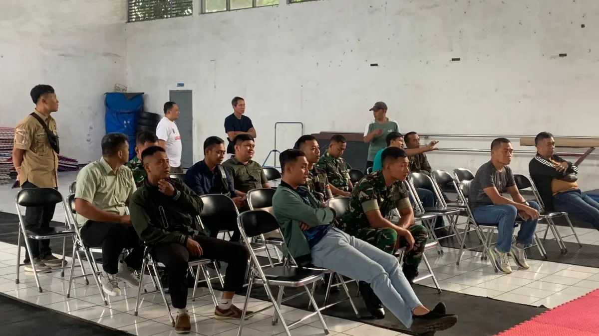 Warga dan TNI berbaur saat menyaksikan Nobar Piala dunia