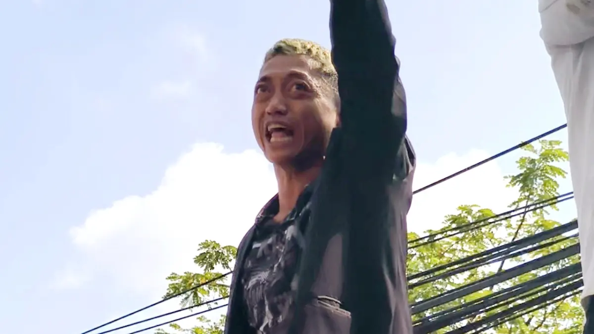 Ahmad Husein mantan inisiator AMPB Pati menaiki pagar Pengadilan Tipikor Semarang saat nengawal sidang agenda eksepsi Bupati Pati nonaktif, Sudewo, Senin (22/6/2026).
