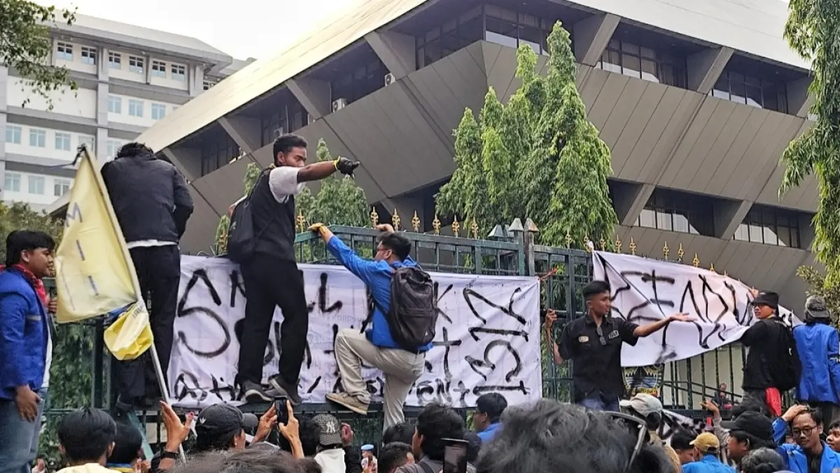 Aksi demo aliansi PMII di Jalan Pahlawan Semarang Senin (22/6/2026) sore. 