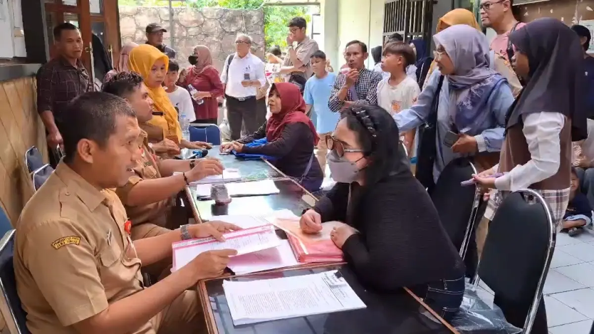 DATANGI POSKO : Sejumlah orang tua ketika melakukan konsultasi di kantor Dinas Pendidikan Kota Semarang.