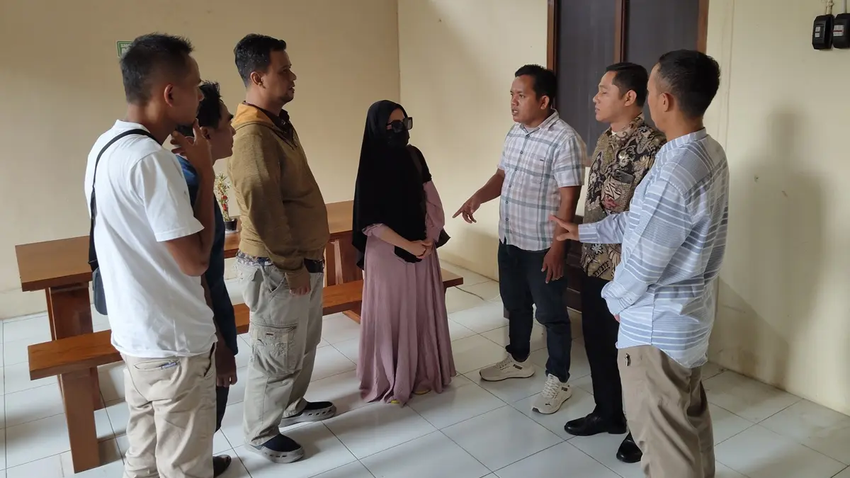 Ibu korban bersama para warga saat berada di Mapolres Batang. (RIYAN FADLI JAWA POS SEMARANG)
