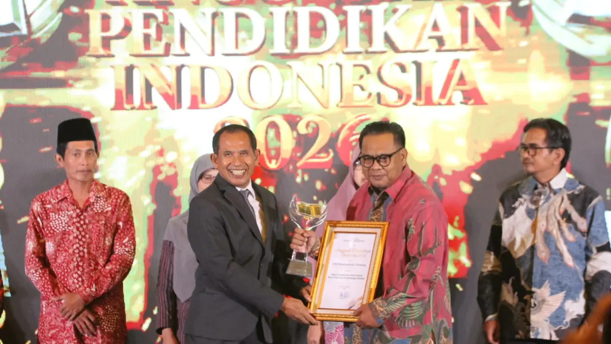 Kepala SMK Muhammadiyah 1 Semarang Lukman Hakim menerima penghargaan Anugerah Pendidikan Indonesia 2026 untuk SMK Mutu Smart dalam Kategori Sekolah Inovatif dalam Kelas Industri Bisnis Digital dan Pengembangan Karakter.
