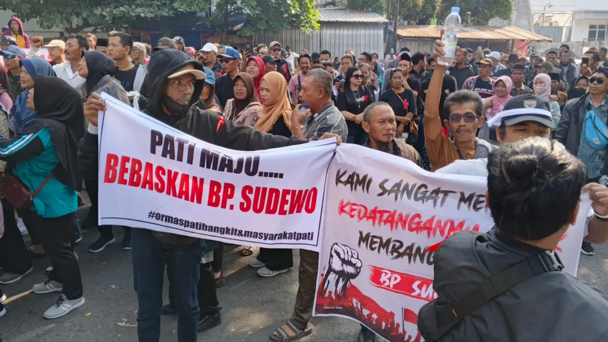 Massa pendukung Bupati Pati non aktif, Sudewo kembali menggelar dukungan di Pengadilan Tipikor Semarang, Senin pagi (22/6/26). (Sulistiono)