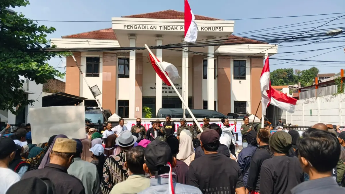 Massa pendukung dan loyalis Bupati Pati non aktif, Sudewo, berorasi didepan kantor Pengadilan Tipikor Semarang, dalam aksi dukungan di sidang kedua Sudewo, Senin pagi (22/6/26). (Sulistiono)