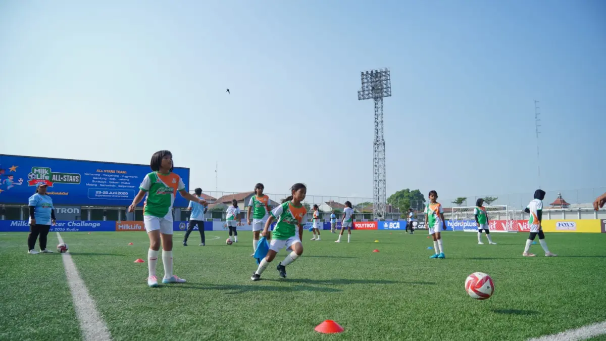 Menjelang kick-off MilkLife Soccer Challenge All-Stars, tim All-Stars Tangerang melaksanakan Official Training di Supersoccer Arena, Rendeng, Kudus, Senin (22/6).
