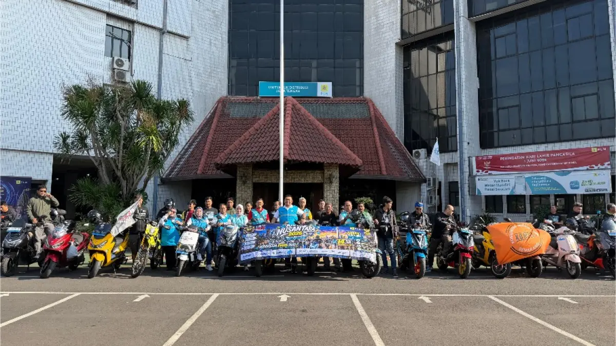 Peserta Riding Nusantara berpose bersama di PLN UP3 Salatiga (16/6) setelah mencoba menggunakan inovasi Go-Charge.