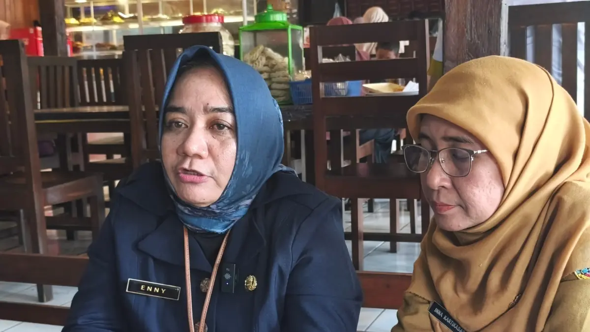 Plt kepala Dispantan Eny Endang Surtiani didampingi Sekdin Inna Kartikasari 