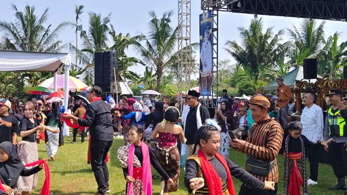 Ratusan penari saat membawakan Tari Dawet Ayu khas Banjarnegara.  