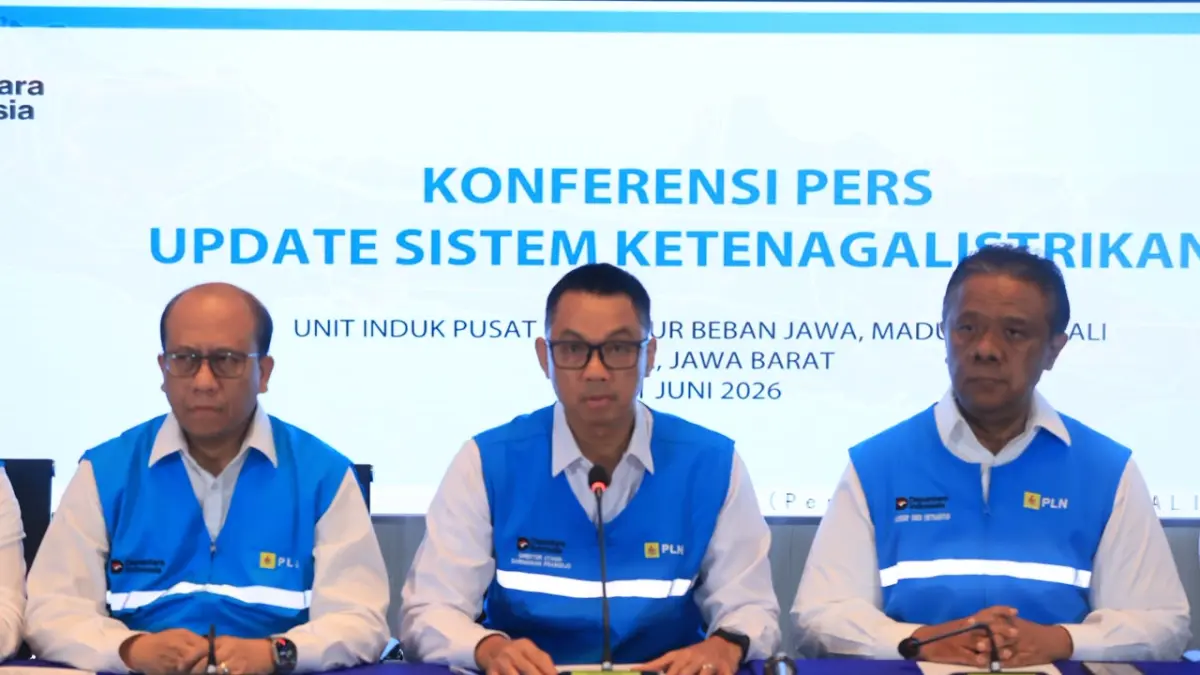 Direktur Utama PLN, Darmawan Prasodjo (tengah) didampingi Wakil Direktur Utama PLN, Yusuf Didi Setiarto (kanan) dan jajaran direksi PLN saat konferensi pers di Kantor PLN Unit Induk Pusat Pengatur Beban Jawa, Madura, dan Bali (UIP2B Jamali) pada Minggu (21/6), menyampaikan bahwa sistem kelistrikan Jawa berangsur pulih seiring beroperasinya kembali salah satu pembangkit milik mitra swasta atau Independent Power Producer (IPP) yang sempat mengalami gangguan pada pekan lalu.