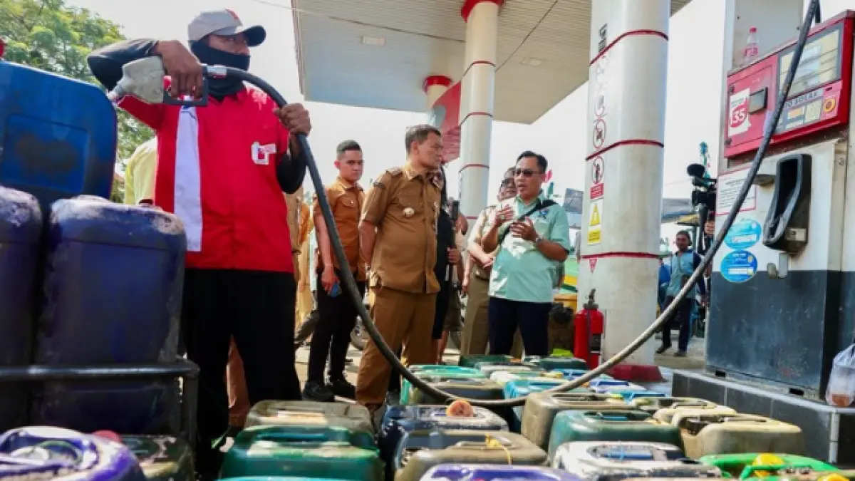 Gubernur Jawa Tengah Ahmad Luthfi. Saat meninjau SPBUN Pelabuhan Jongor, Kota Tegal