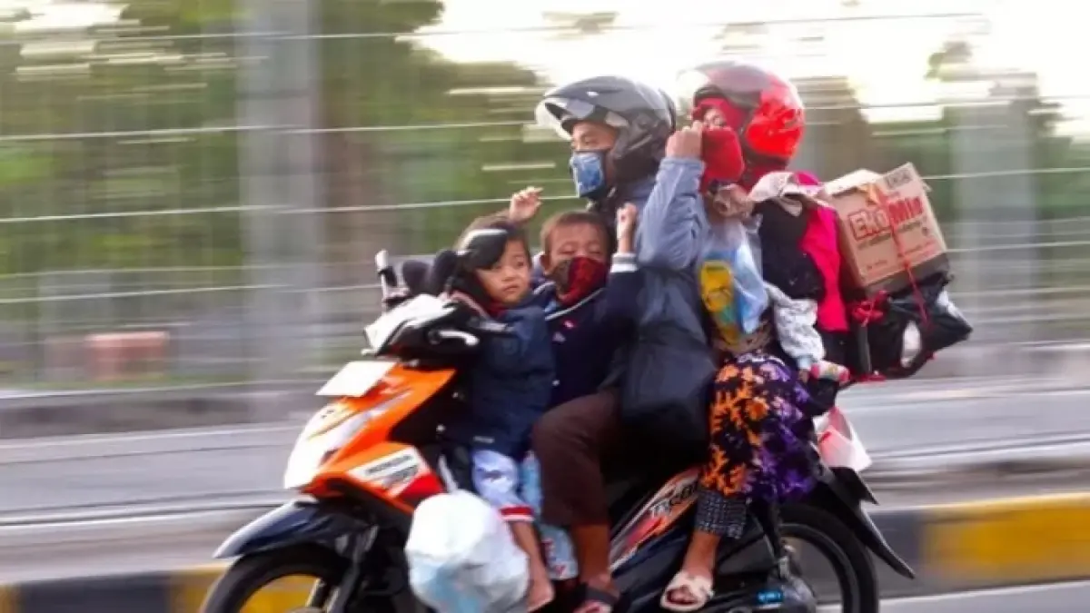 Ilustrasi : Pengguna motor BBM menggunakan kendaraannya untuk mudik lebaran, dengan penumpang dan barang yang melebihi kapasitas. (Jawa Pos)
