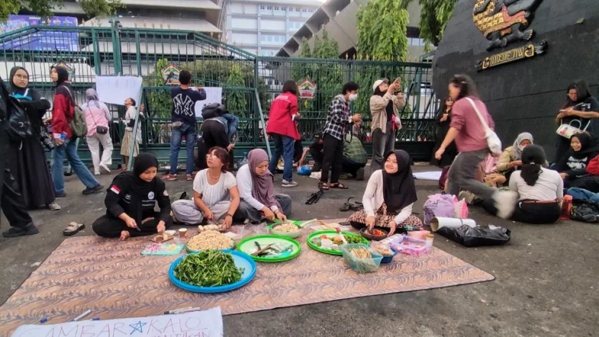 Mahasiswa dari aliansi perempuan saat menggelar aksi demo dengan cara membuka dapur umum di jalan pahlawan Semarang Selasa (23/6/2026). (Nurchamim/Jawa Pos Radar Semarang)