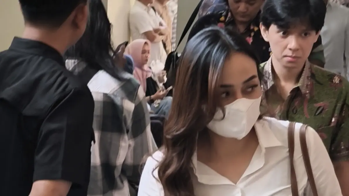 Mantan anggota Korps Wanita Angkatan Darat (Kowad) Kodam IV/Diponegoro, Dian Putri Permatasari, menjadi saksi kasus TPPU BUMD Cilacap di Pengadilan Tipikor Semarang, Senin (22/6/2026).