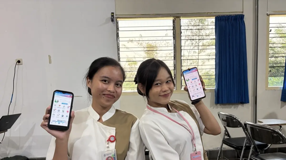 Hasniah Syafiqah (kiri) Lita Cahya (kanan), kedua mahasiswa STIKES Bethesda Yakkum Temanggung ini menunjukkan aplikasi mobile JKN, Rabu (24/6/2026). (DEVI KHOFIFATUR RIZQI/ JAWA POS RADAR MAGELANG)