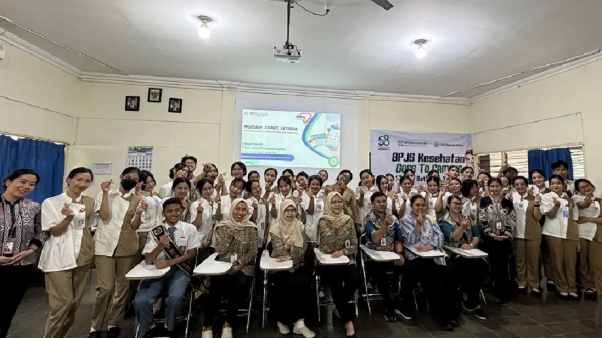 Kepala BPJS Kesehatan Cabang Magelang Maya Susanti, Duta Muda BPJS Kesehatan Cabang Magelang berfoto bersama dengan mahasiswa STIKES Bethesda Yakkum Temanggung, Rabu (24/6/2026). (DEVI KHOFIFATUR RIZQI/ JAWA POS RADAR MAGELANG)