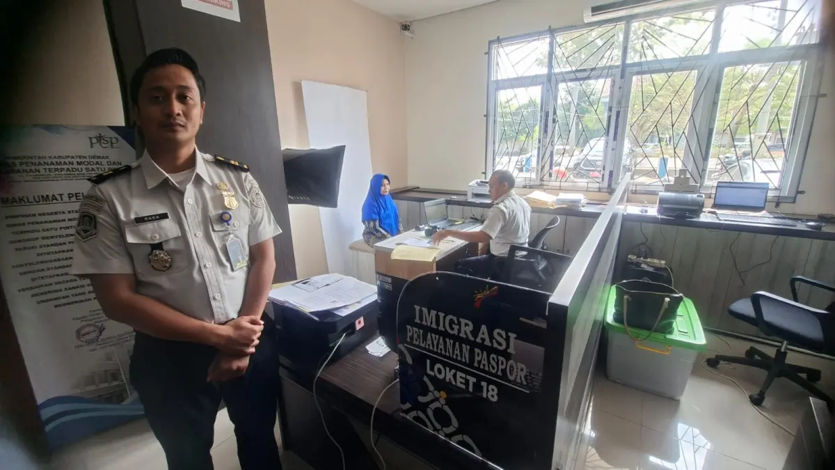 Kepala Seksi Dokumen Perjalanan Imigrasi Kelas 1 Semarang, Bryan Rakasiwi Haryono saat meninjau loket layanan paspor di MPP Demak. (Wahibpribadi)