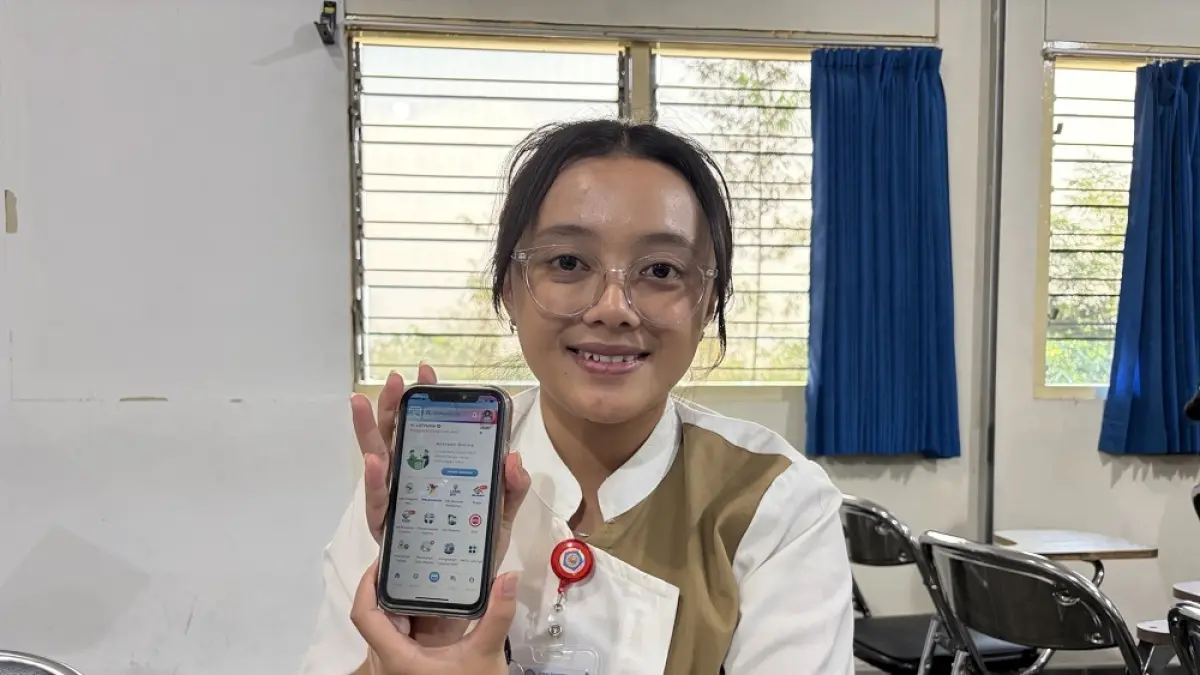 Lutviana, mahasiswa STIKES Bethesda Yakkum Temanggung gunakan aplikasi Mobile JKN sejak 2025, Rabu (24/6/2026). (DEVI KHOFIFATUR RIZQI/ JAWA POS RADAR MAGELANG)