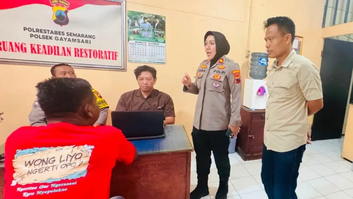 Pelaku pelempar kucing, Wiji, berkaos merah saat diinterogasi kepolisian di Polsek Gayamsari 