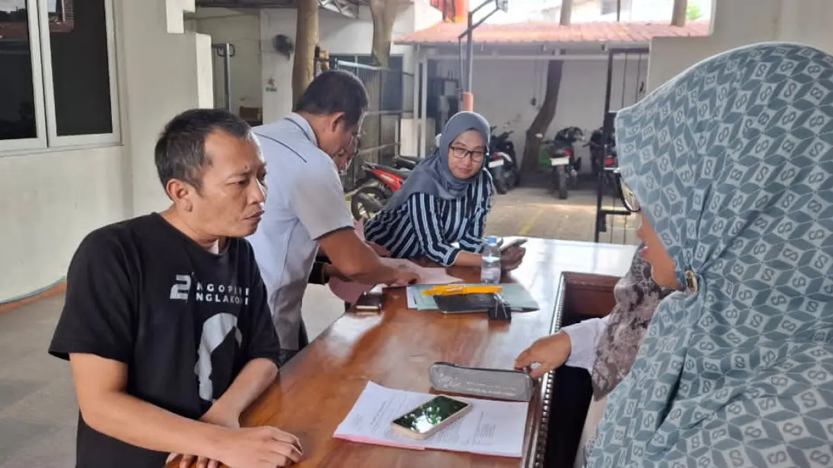 Tersangka kekerasan seksual anak di bawah umur bernama Achmad Fauzi alias Abah Khan (kaos hitam) menjalani tahap II atau penyerahan tersangka dan barang bukti dari penyidik ke jaksa penuntut umum, Rabu (24/6/2026).